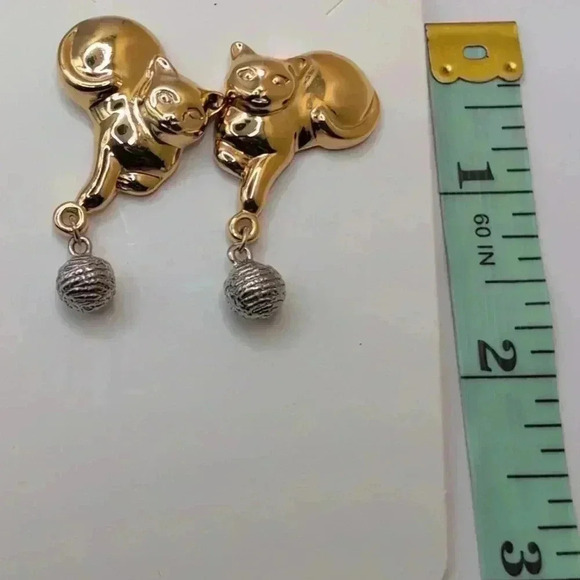 Vintage Avon Gold & Silver Tone Kitty Cat Earrings with Yarn Ball Dangles - Picture 4 of 4